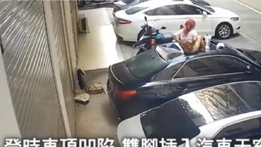 Câmeras de segurança registraram queda de jovem, que demonstra sentir dores na lombar, em edifício da China - Reprodução