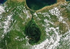 Imagens mostram como maior lago da América do Sul está ficando verde, com consequências fatais - Nasa via BBC