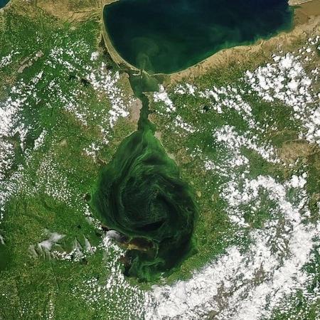 Lago de Maracaibo, no oeste da Venezuela, tem sido símbolo da indústria do petróleo e motor da economia nacional e regional - Nasa via BBC - Nasa via BBC