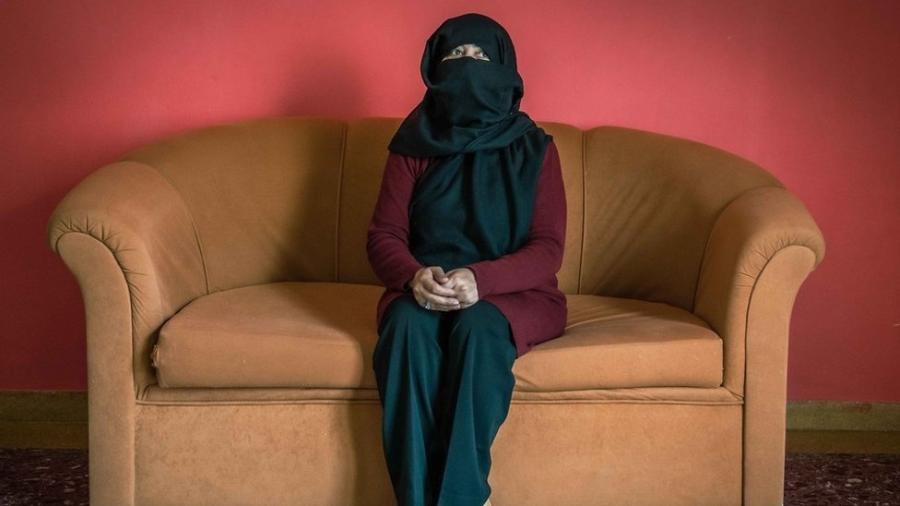 Sana em sua acomodação temporária na Grécia. Ela diz que nunca vai parar de lutar pelos direitos das mulheres no Afeganistão - BBC
