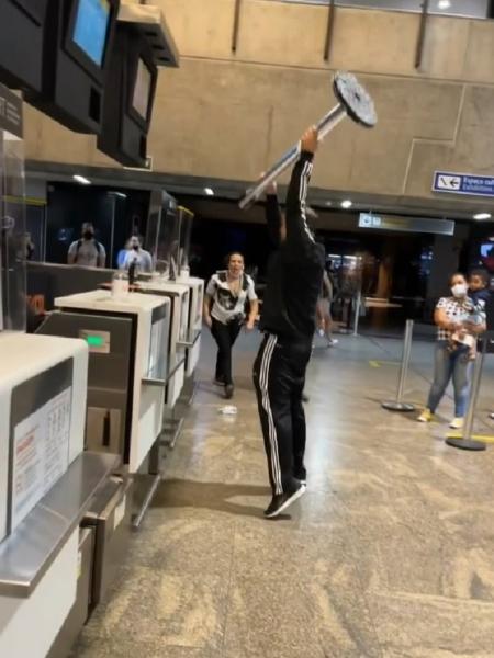 Passageiro promoveu quebradeira no aeroporto de Guarulhos após atraso em voo da GOL - Reprodução/Instagram/caveira_12