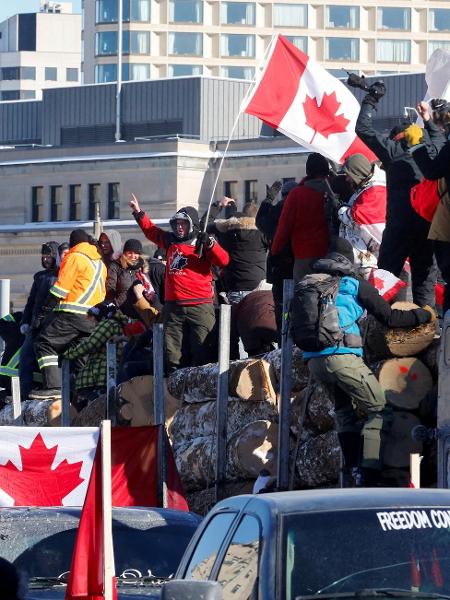 Manifestantes protestam contra obrigatoriedade da vacinação contra a covid-19 em Ottawa, no Canadá - PATRICK DOYLE/REUTERS