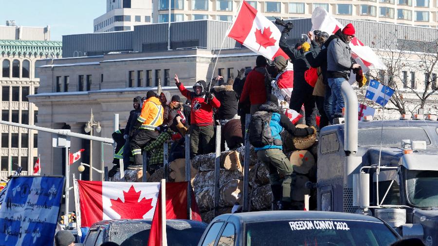 Manifestantes protestam contra obrigatoriedade da vacinação contra a covid-19 em Ottawa, no Canadá - PATRICK DOYLE/REUTERS