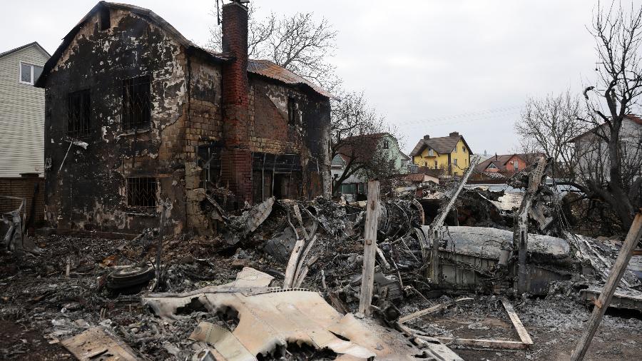 25.fev.2022 - Destroços de aeronave não identificada que colidiu com uma casa em uma área residencial em Kiev - Umit Bektas/Reuters