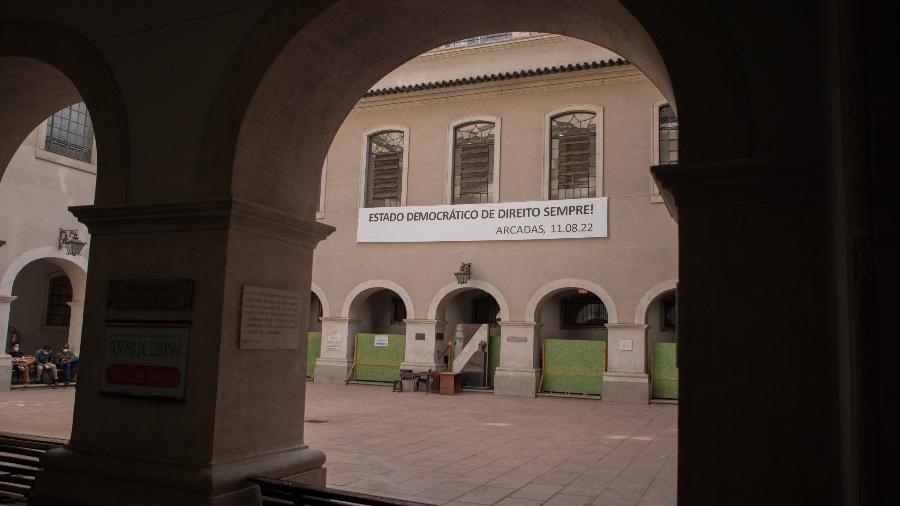 O pátio das arcadas, na Faculdade de Direito da USP, foi escolhido para sediar o ato de leitura pública da carta pela democracia neste 11 de agosto   - BRUNO ROCHA/ESTADÃO CONTEÚDO