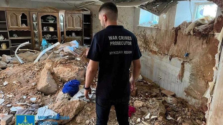31.jul.22 - Um promotor de crimes de guerra examina os danos em um prédio destruído após o bombardeio em Mykolaiv, Ucrânia - PRESS SERVICE OF THE MYKOLAIV RE/via REUTERS