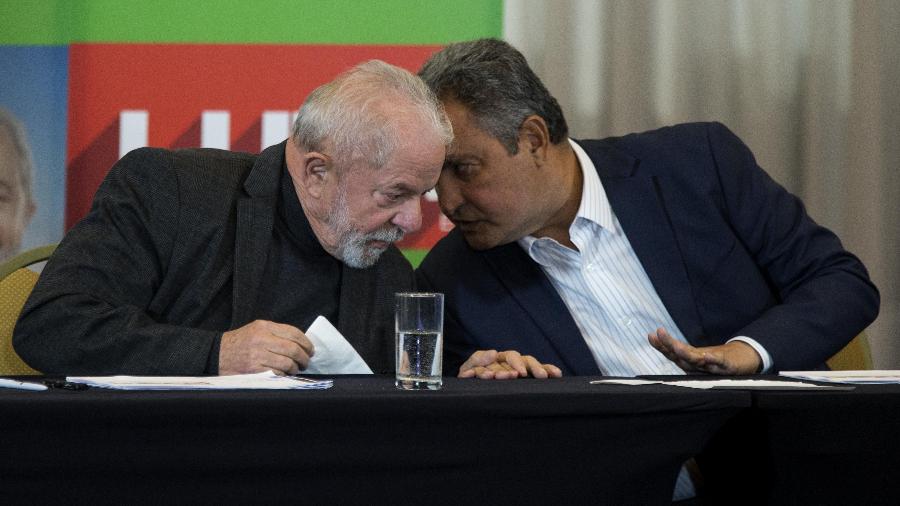 Presidente Lula conversa com ministro da Casa Civil Rui Costa durante campanha eleitoral - 30.ago.2022 - Marlene Bergamo/Folhapress 