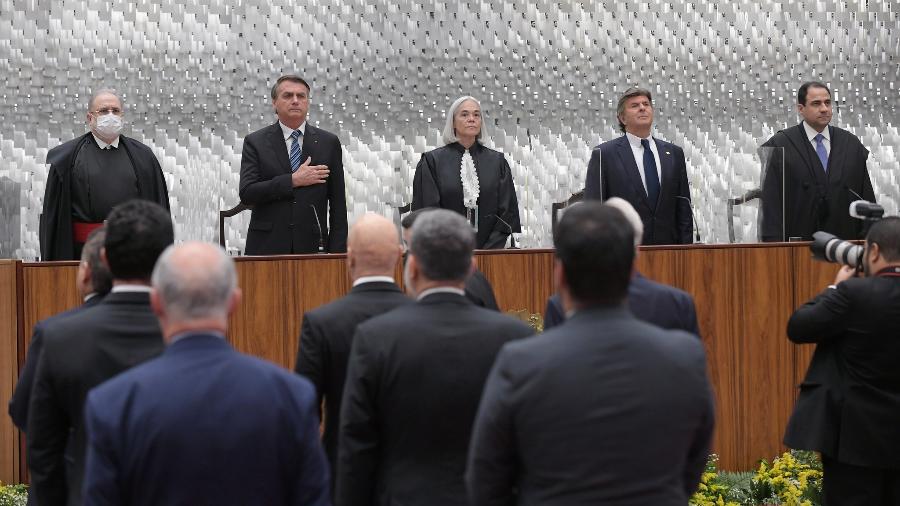 Bolsonaro e Alexandre de Moraes (de costas) na cerimônia de posse dos novos ministros do STJ - Emerson Leal/STJ