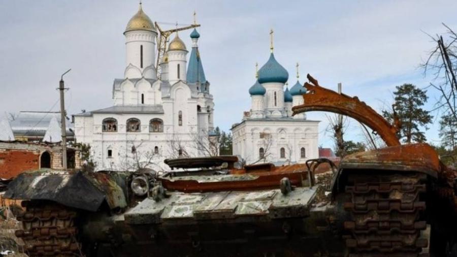 Tanque russo destruído na cidade libertada de Sviatohirsk - GETTY IMAGES