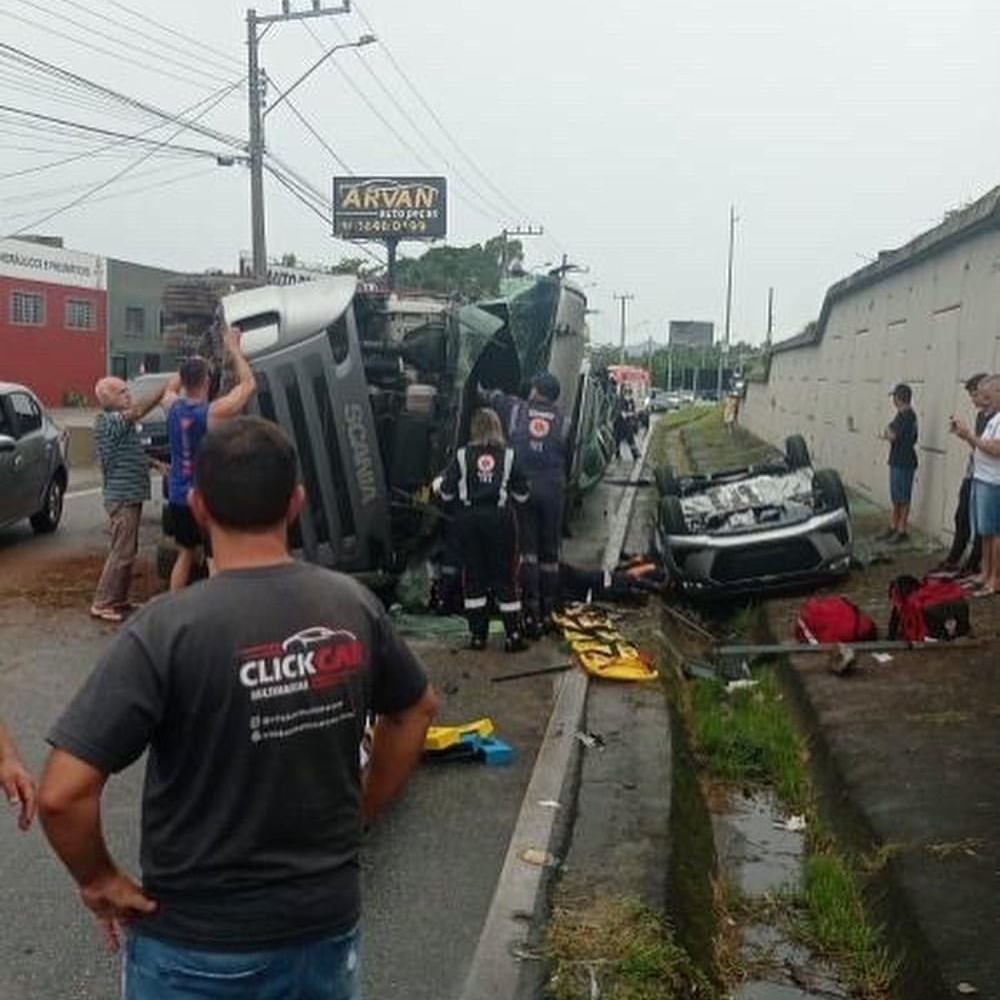 Carro fica destruído após cair de caminhão-cegonha que entalou em