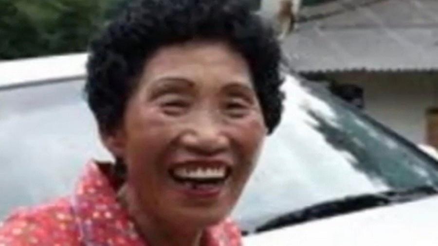 Cha Sa-soon foi homenageada pelos professores da autoescola após aprovação no exame - Reprodução/YouTube
