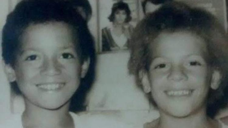 Gilson e o irmão, Gilmar, em uma das poucas fotos tiradas na infância