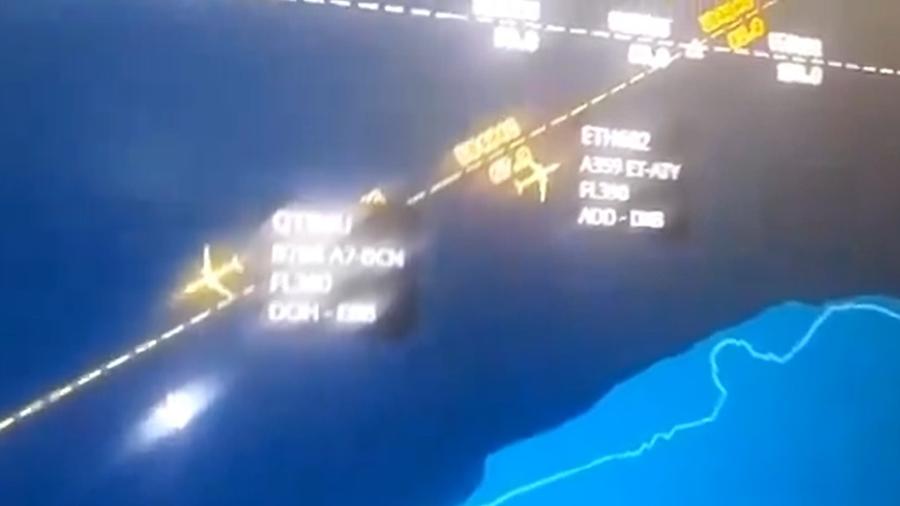 Momento em que aeronaves chegam perto de colidir foi divulgado nas redes sociais - Reprodução de vídeo