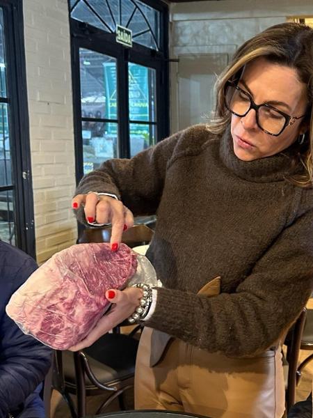 Ana Doralina mostra novo tipo de carne lançada na Expointer