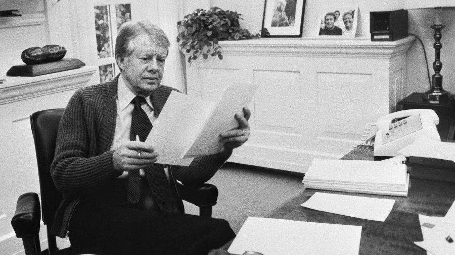 Foto divulgada pela Casa Branca mostra o então presidente Jimmy Carter lendo documentos na Sala Oval, em 1978