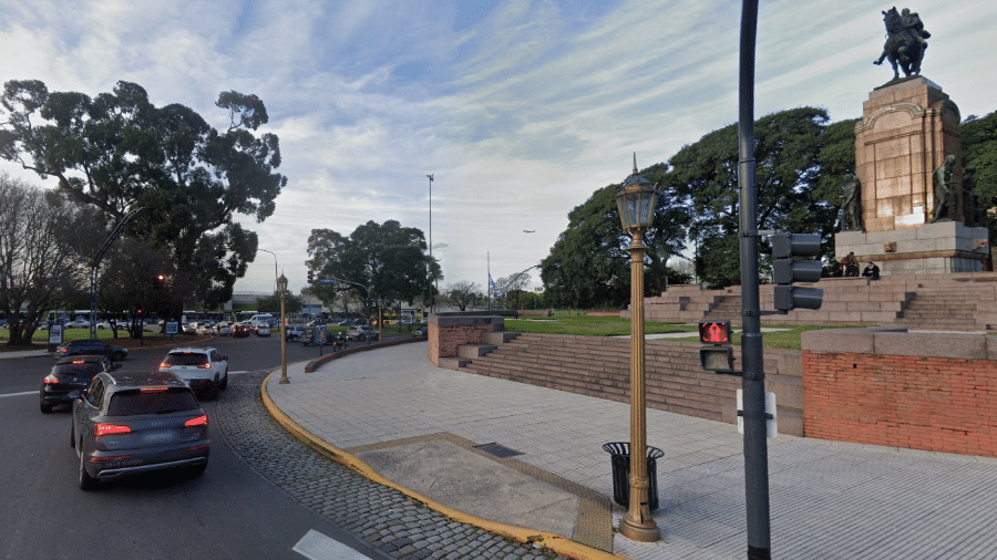 A motorista teria perdido o controle do veículo e batido em um semáforo antes de atingir o brasileiro.