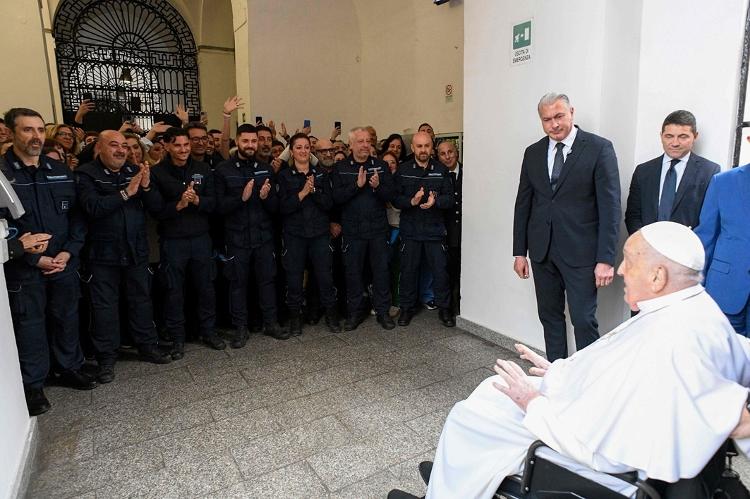 Papa Francisco sauda detentos no presídio Regina Coeli Papa Francisco sauda detentos no presídio Regina Coeli