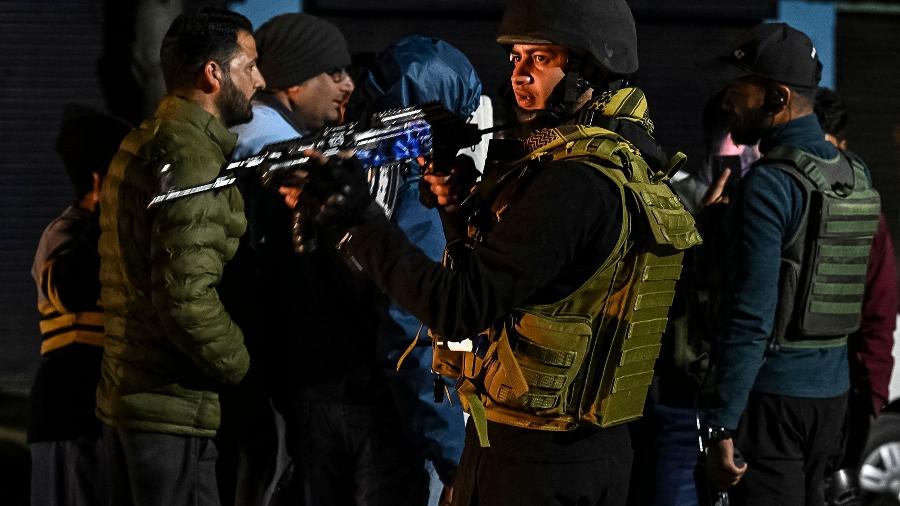 Militares do exército indiano montam guarda enquanto conversam com turistas perto de Pahalgam, ao sul de Srinagar Militares do exército indiano montam guarda enquanto conversam com turistas perto de Pahalgam, ao sul de Srinagar