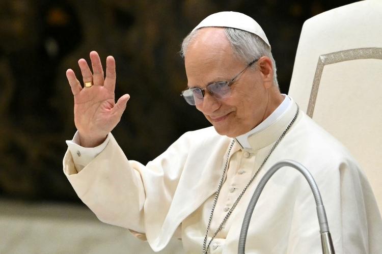 O Papa Leão 14 gesticula enquanto lidera uma audiência com representantes da mídia, no salão Paulo VI, no Vaticano, em 12 de maio de 2025 O Papa Leão 14 gesticula enquanto lidera uma audiência com representantes da mídia, no salão Paulo VI, no Vaticano, em 12 de maio de 2025