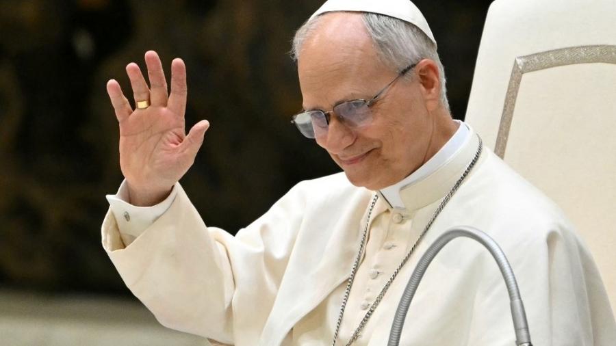 O Papa Leão 14 gesticula enquanto lidera uma audiência com representantes da mídia, no salão Paulo VI, no Vaticano, em 12 de maio de 2025 - ALBERTO PIZZOLI/AFP
