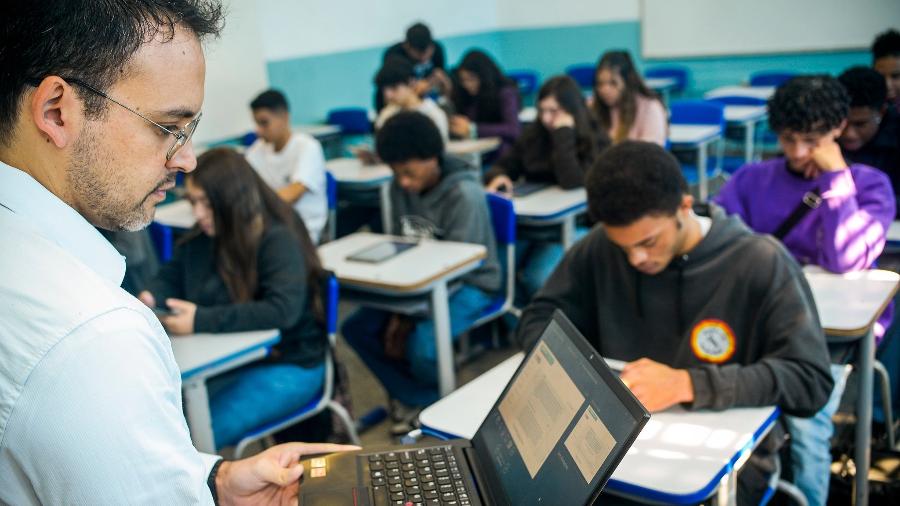 Alunos utilizam o aplicativo TarefaSP sob a orientação do professor na E.E. Alberto Torres Alunos utilizam o aplicativo TarefaSP sob a orientação do professor na E.E. Alberto Torres