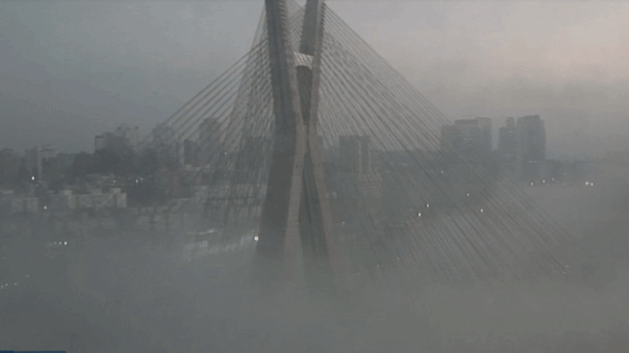 03.mai.2021 - Nevoeiro cobriu a Ponte Estaiada, na zona sul de São Paulo