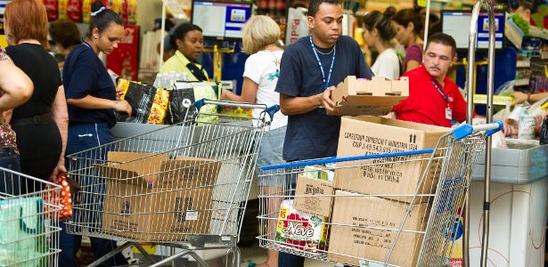 Dólar abaixo de R$ 5 barateia comida e remédios, mas prejudica exportações