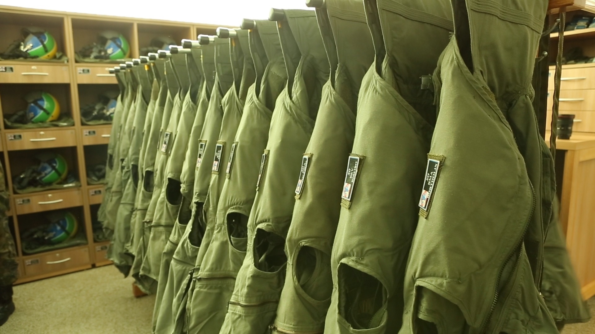 4.ago.2015 - Macacões de pilotos da Esquadrilha da Fumaça alinhadas na Academia da Força Aérea em Pirassununga (SP) - Ugo Soares/TV UOL