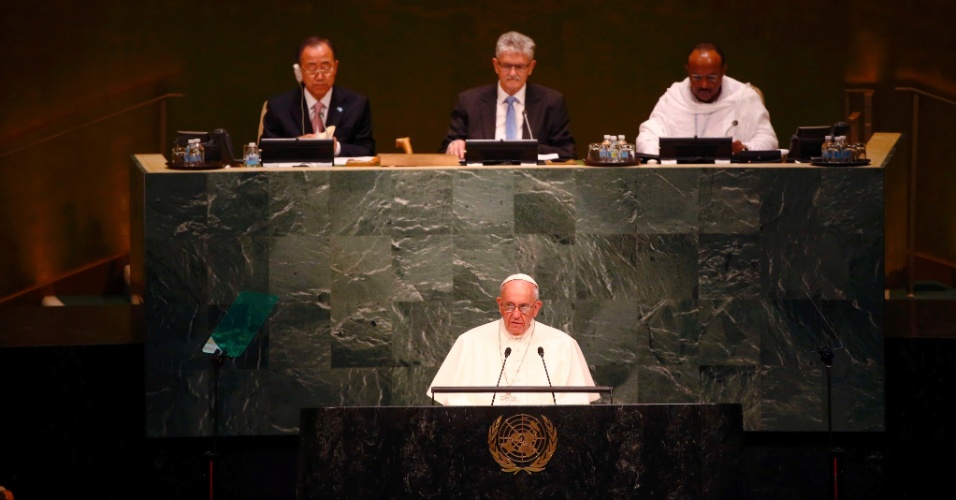 25.set.2015 - Papa Francisco discursa para líderes internacionais em prévia da abertura da Assembleia Geral das Nações Unidas, em Nova York. Ele defendeu a educação como caminho para a erradicação da pobreza