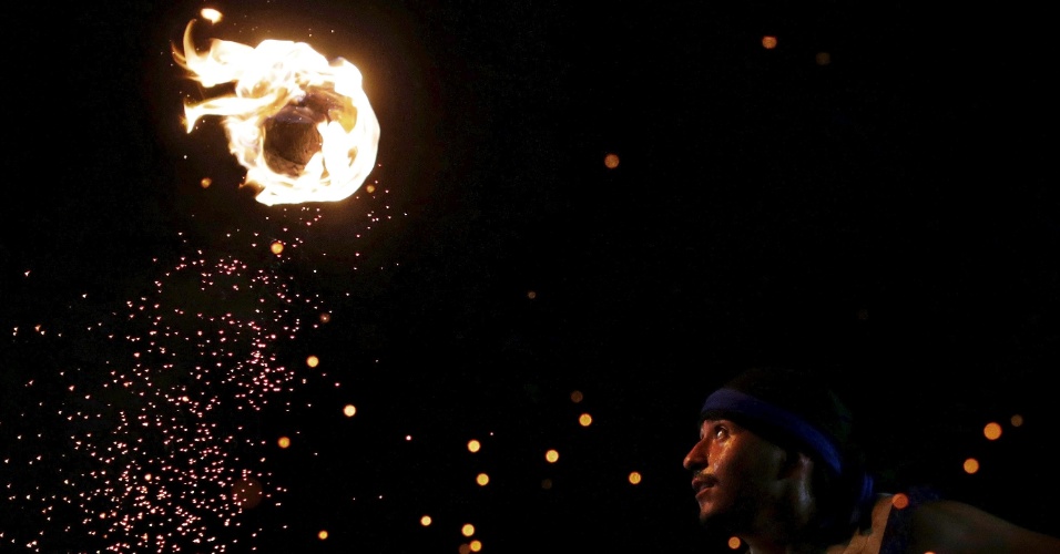 30.out.2015 - índio participa de jogo tradicional mexicano com bola de fogo, chamado "La Batalla", nos Jogos Mundiais dos Povos Indígenas, em Palmas