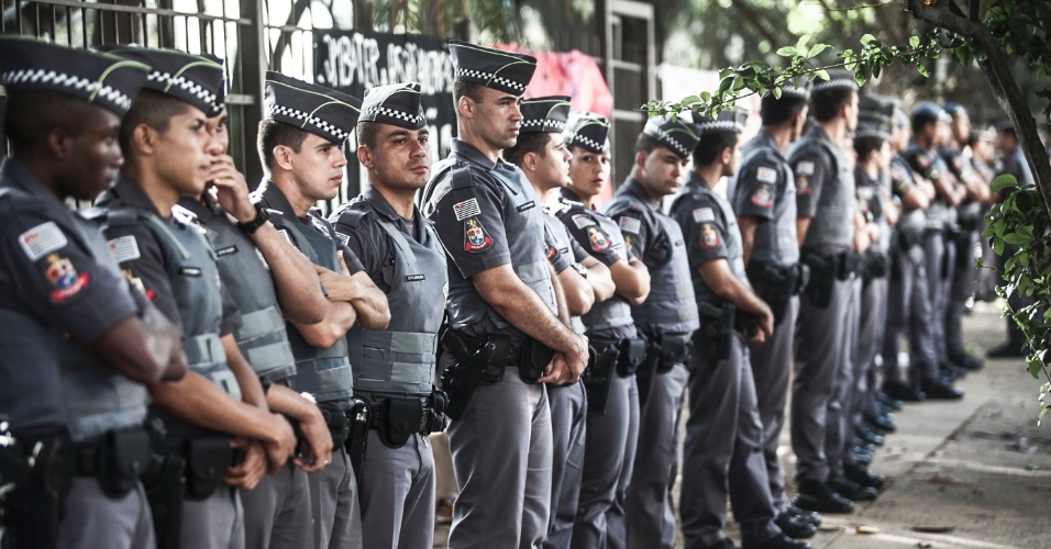 11.nov.2015 - Policiais militares cercam a escola estadual Fernão Dias, que está ocupada por alunos desde a manhã de terça-feira. Eles protestam contra a reorganização da rede estadual paulista