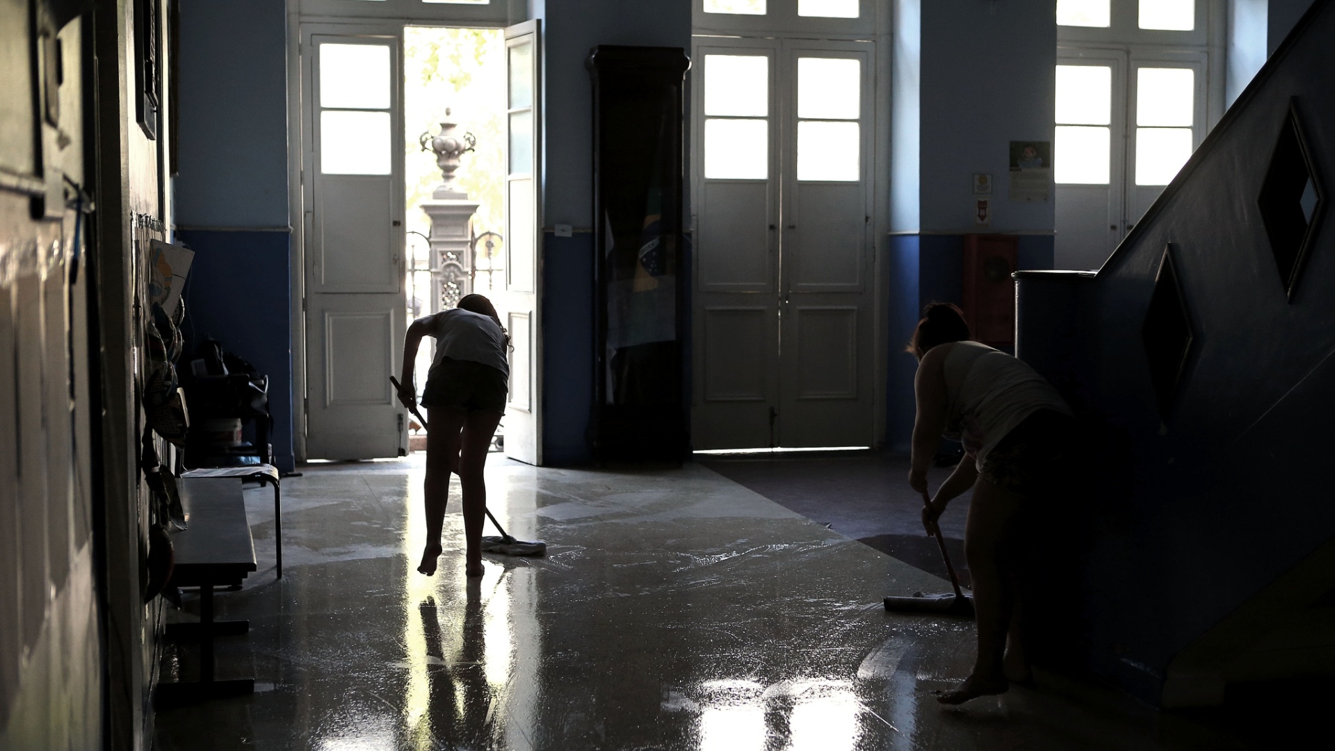 20.abr.2016 - Alunas responsáveis pela limpeza lavam o hall de entrada do Colégio Estadual Amaro Cavalcanti, na zona sul do Rio. As escolas estão ocupadas em apoio à greve dos professores e para pedir melhorias no ensino na rede estadual - Júlio César Guimarães/UOL