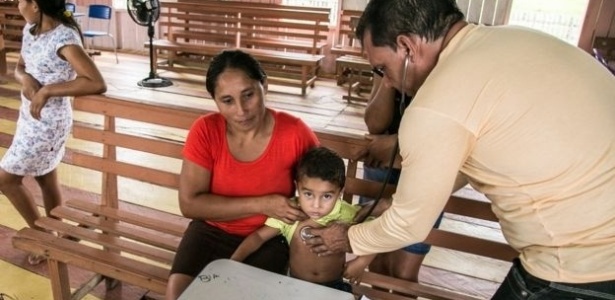 Médico cubano em atendimento em área da Amazônia no Acre - Arison Jardim/Secom Acre