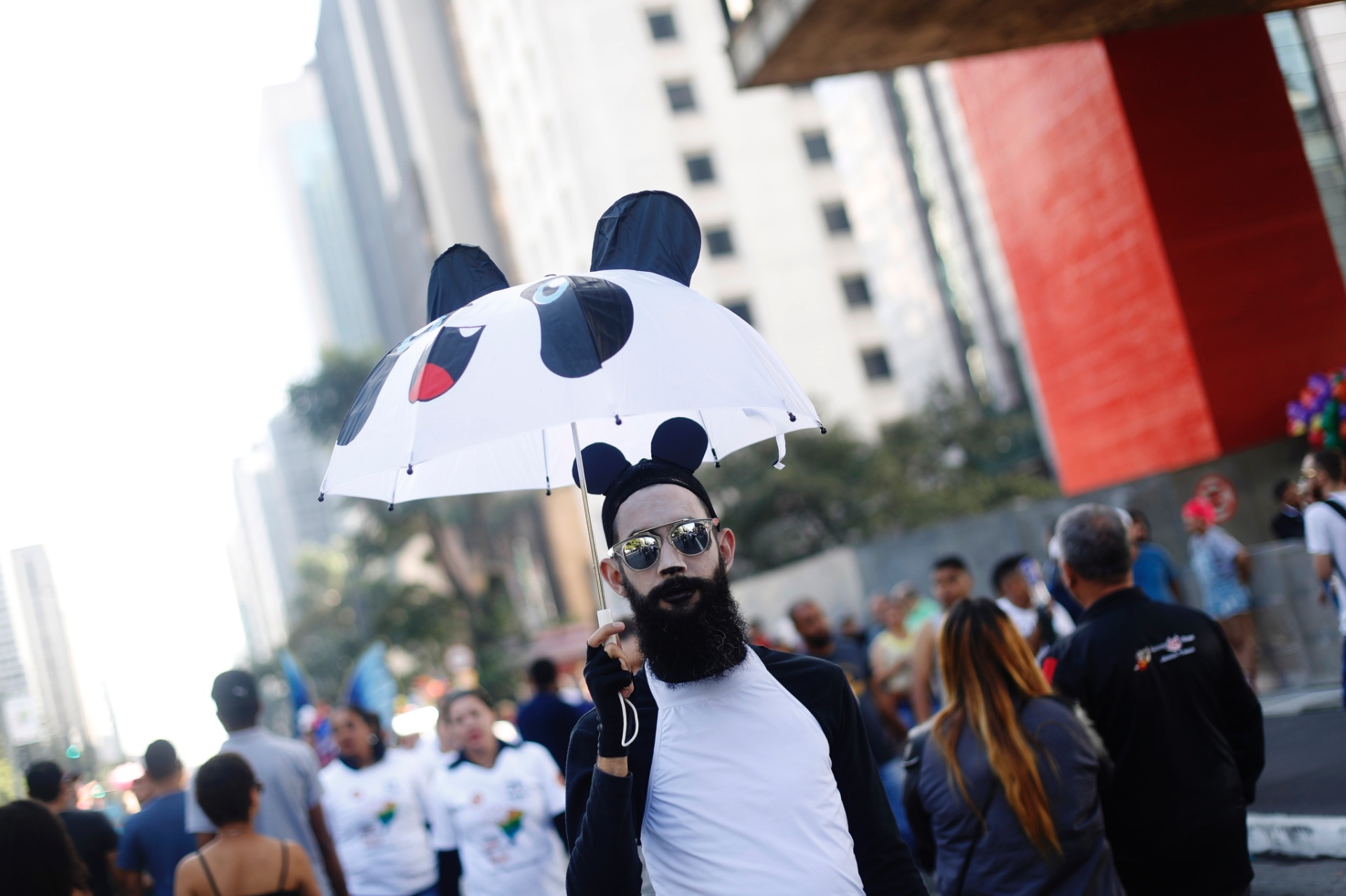 18.jun.2017 - Como de costume, a Parada Gay atrai milhares de manifestantes com as mais diversas fantasias. A edição de 2017 do tradicional evento em favor da diversidade começa na avenida Paulista e segue pela rua da Consolação até a praça da República, no centro da capital - LEONARDO BENASSATTO/FRAMEPHOTO/ESTADÃO CONTEÚDO