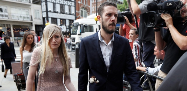 13.jul.2017 - Pais de Charlie, Connie Yates e Chris Gard, chegam a tribunal em Londres - Peter Nicholls/ Reuters