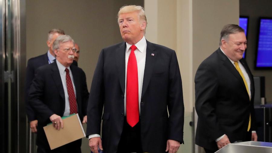 24.set.2018 - O assessor de segurança nacional dos Estados Unidos, John Bolton (esq.), ao lado de Donald Trump e Mike Pompeo, secretário de Estado norte-americano na Assembleia Geral da ONU - REUTERS/Caitlin Ochs