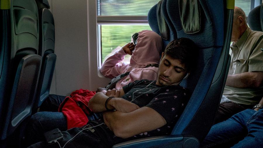 Rakul Sri, à esquerda, e Usman Merchant dormem no trem Eurostar rumo a Paris - Andrew Testa/The New York Times