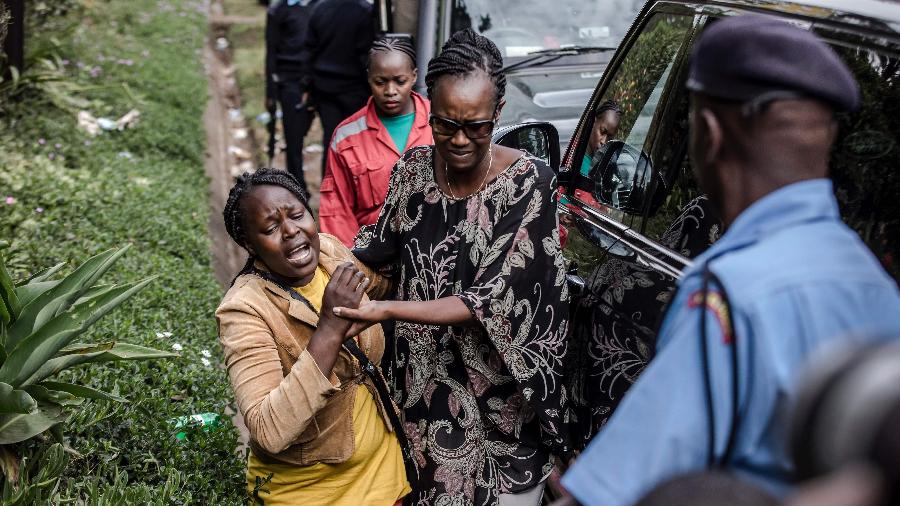 16.jan.2019 - Mulher é resgatada durante ataque terrorista em um complexo hoteleiro em Nairóbi, no Quênia - LUIS TATO/AFP