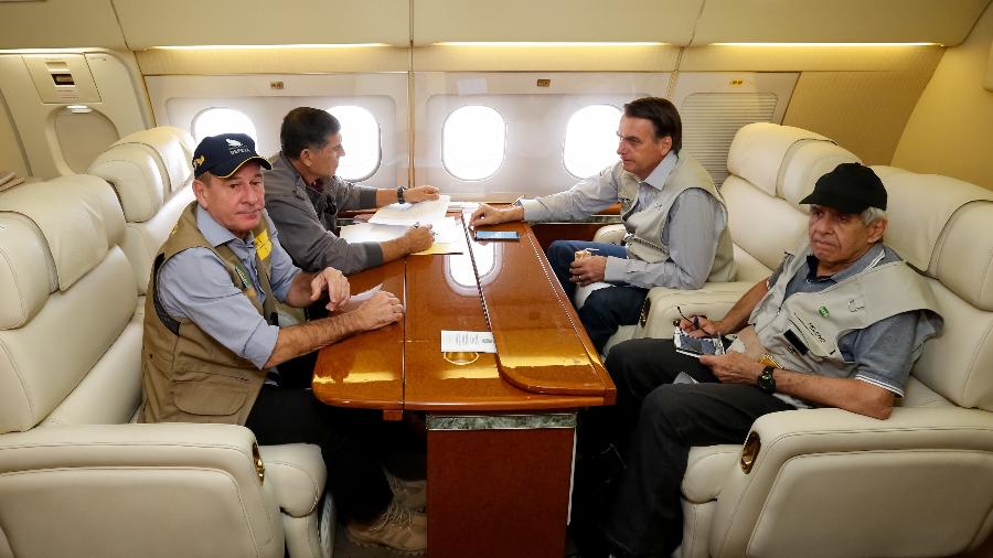 Bolsonaro viaja em avião presidencial com ministros: eles vão percorrer o país em comemoração dos mil dias de governo - Isac Nóbrega/PR