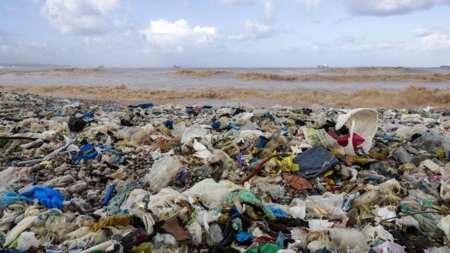 O lixo plástico flutua pelos oceanos, ameaça a vida marinha e polui cada vez mais as praias - Getty Images
