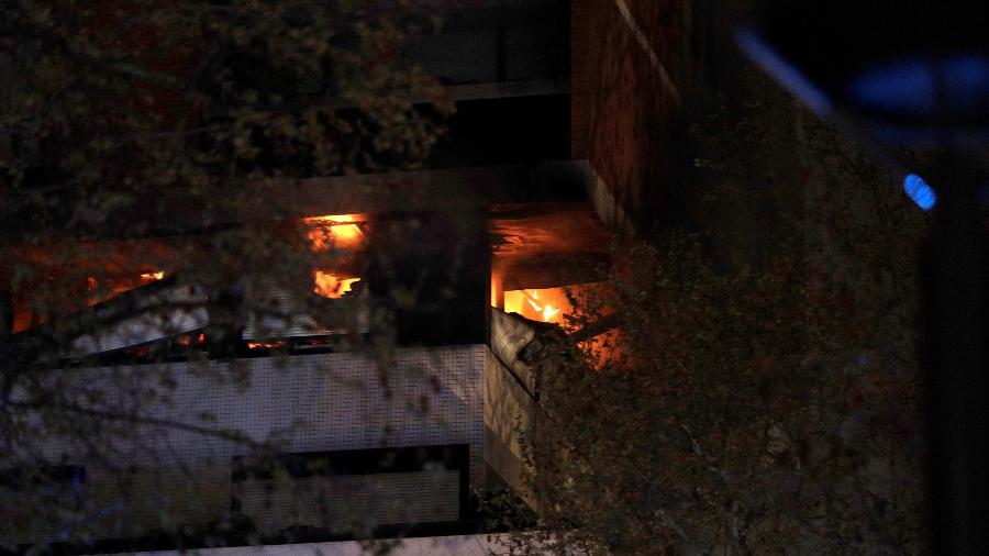 Incêndio atinge apartamento em prédio residencial de Paris na noite deste sábado (6) - Geoffroy Van Der Hasselt/AFP