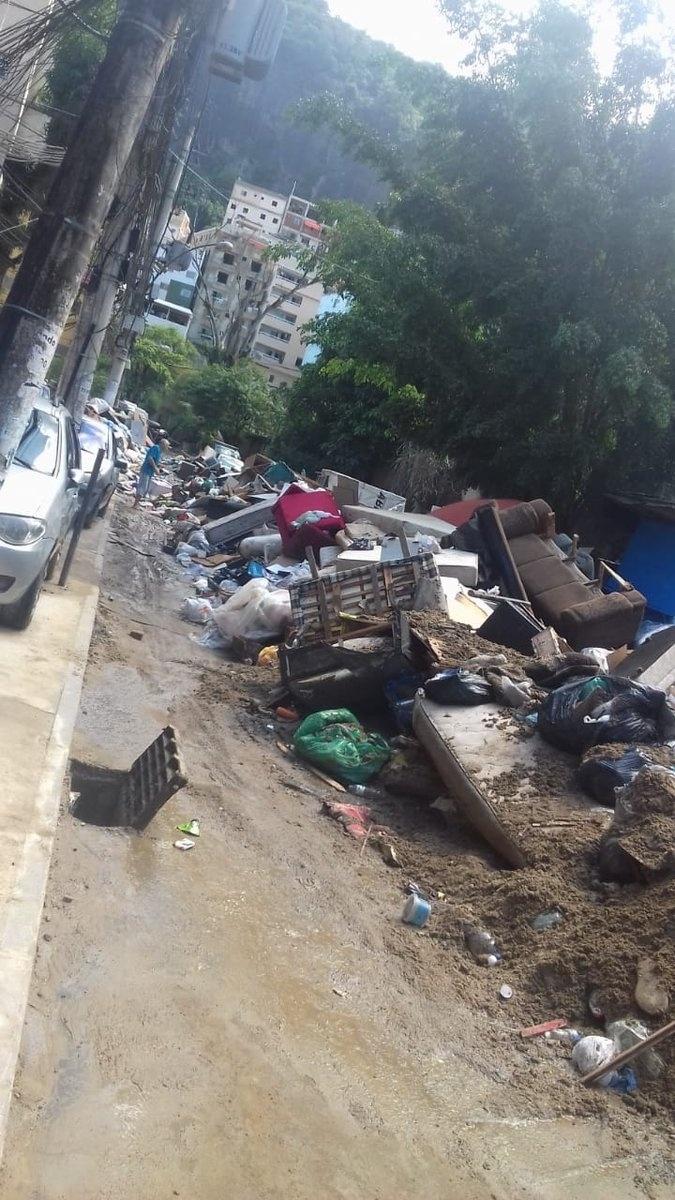 12.abr.2019 - Móveis, entulho, lixo ficaram espalhados pela rua após dois prédios desabarem na comunidade Muzema, no Rio de Janeiro, por volta das 6h40. Os próprios moradores ajudam no trabalho de resgate no local - Reprodução/Twitter/@radiobandnewsfmrio