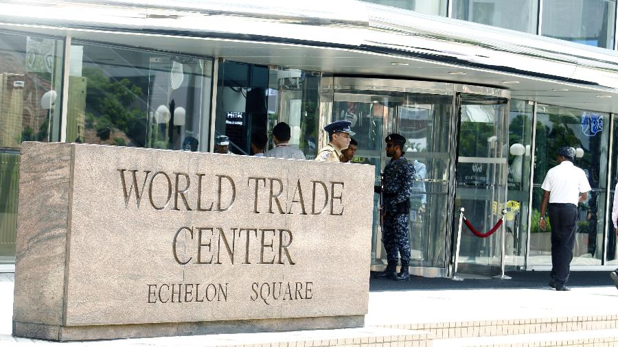 25.abr.2019 - Soldados patrulham próximo ao World Trade Center na capital Colombo, no Siri Lanka - Ajith Perera/Xinhua
