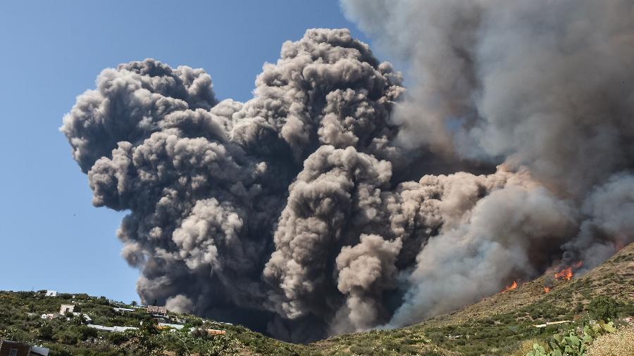 Fogo e fumaça são vistos após a explosão do vulcão em Stromboli, na Itália - Giovanni Isolino/AFP