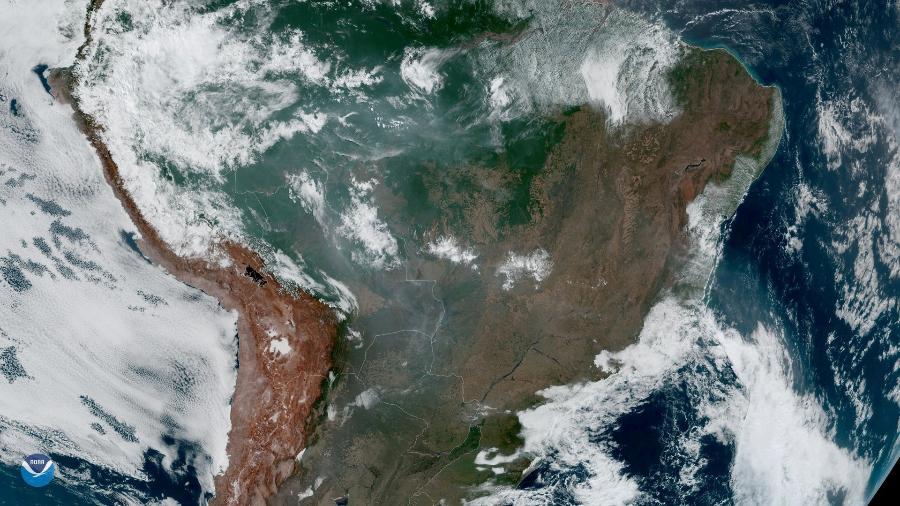 Imagem de satélite da Nasa mostra fumaça sobre a Amazônia - Nasa/NOAA via Reuters