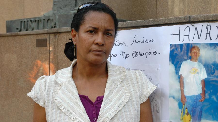 4.set.2008 - Márcia de Oliveira Jacintho, ao lado de foto do filho, Hanry Silva Gomes de Siqueira, que cursava o ensino médio e foi assassinado aos 16 anos, em 2002 - Paula Huven/Folhapress