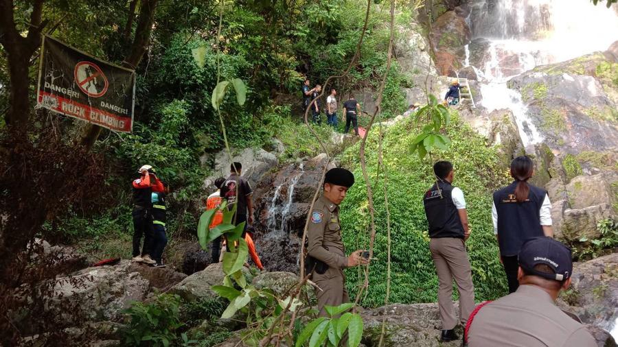 Equipes de resgate retiram o corpo de turista francês que morreu após cair de cascata enquanto tentava tirar uma selfie - Na Mueang Rescue Unit Koh Samui Municipality/AFP