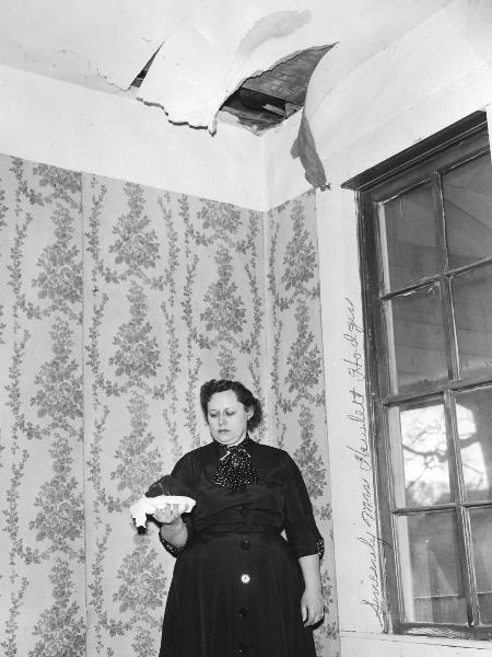 Ann Hodges segurando o meteorito que atravessou o teto de sua casa e a atingiu em seguida - UNIVERSITY OF ALABAMA MUSEUMS/TUSCALOOSA/ALABAMA