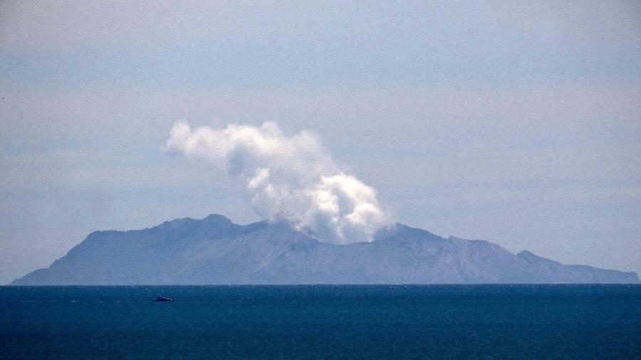 Imagem do vulcão na White Island, onde ao menos seis pessoas morreram - Marty Melville/AFP