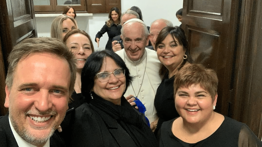 Ministra da Mulher, da Família e dos Direitos Humanos, Damares Alves tira foto ao lado do Papa Francisco - Reprodução/Instagram